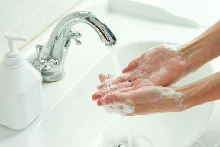 mycie rąk mydłem, aby zapobiec robakom